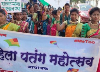 पेणमध्ये महिलांच्या आत्मभानासाठी पतंगोत्सव