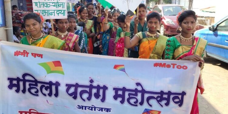 पेणमध्ये महिलांच्या आत्मभानासाठी पतंगोत्सव