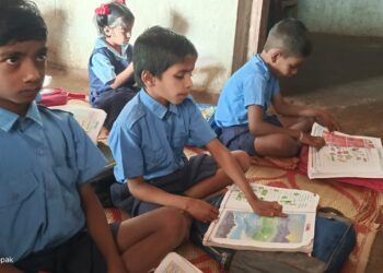 ओसरीवर,घरात, झाडाखाली विद्यार्थी गिरवतात धडे