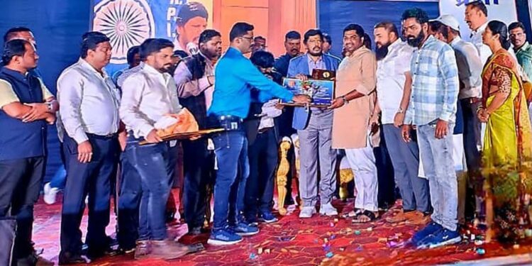 महेश पाटील यांना उद्योगरत्न गौरव पुरस्कार