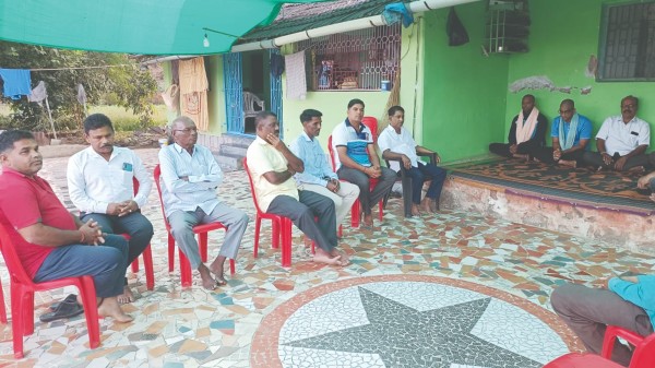 पंडित पाटील यांच्याकडून पाटील कुटुंबियांचे सांत्वन