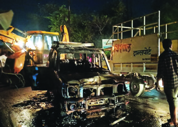 नेरळ येथे बर्निंग कारचा थरार