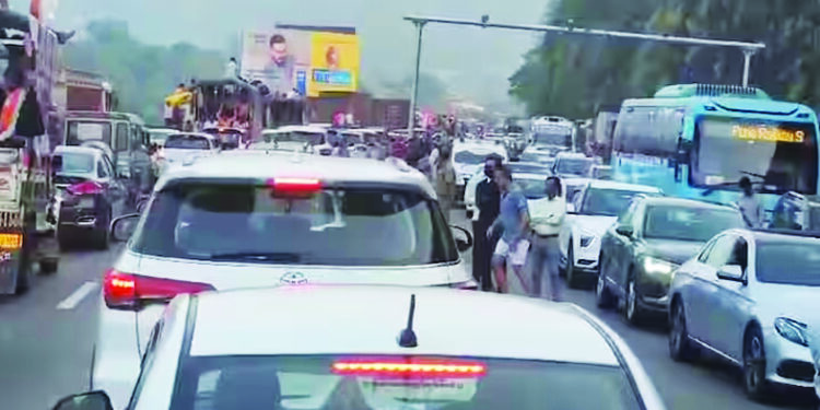 जिल्ह्यातील दोन्ही महामार्गावर वाहतूक कोंडी