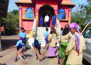 प्रशासनाच्या हाती झाडू