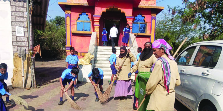 प्रशासनाच्या हाती झाडू