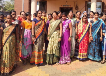 ग्रामसभेत आदिवासी महिलांचा पाण्यासाठी मोर्चा