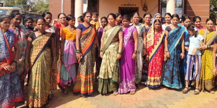 ग्रामसभेत आदिवासी महिलांचा पाण्यासाठी मोर्चा