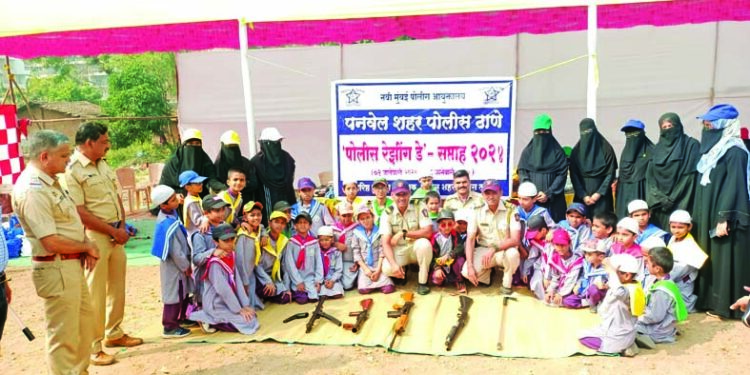 पोलिस रेझिंग डे निमित्त विद्यार्थ्यांना मार्गदर्शन