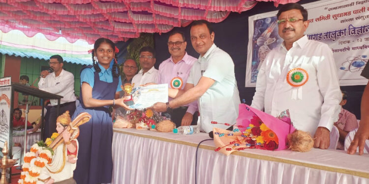 विज्ञान प्रदर्शनात नवघर शाळेचे यश