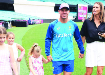 फेअरवेल कसोटीत वॉर्नर आपल्या मुलींसह उतरला मैदानात