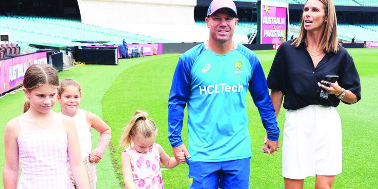 फेअरवेल कसोटीत वॉर्नर आपल्या मुलींसह उतरला मैदानात