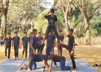 विद्यार्थ्यांकडून देशभक्तीपर प्रात्यक्षिके