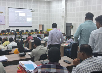 साहेबांची वाट बघताहेत अधिकारी