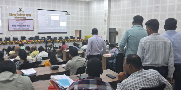 साहेबांची वाट बघताहेत अधिकारी