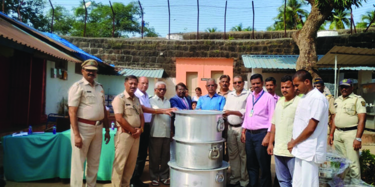 अलिबाग कारागृहाला भांड्यांची भेट