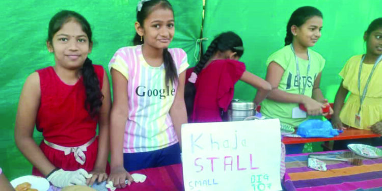 आवरे येथे आनंदमेळावा साजरा