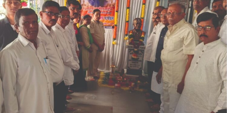 डी. डी. पाटील यांच्या पुतळ्याचे अनावरण