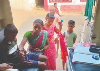 जिंदलच्या फिरत्या दवाखान्याचे कौतुक