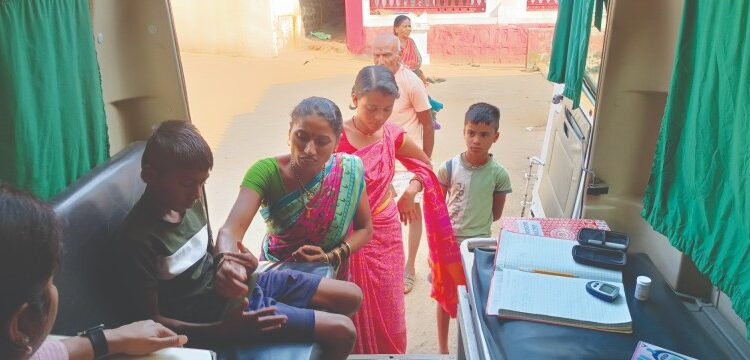 जिंदलच्या फिरत्या दवाखान्याचे कौतुक