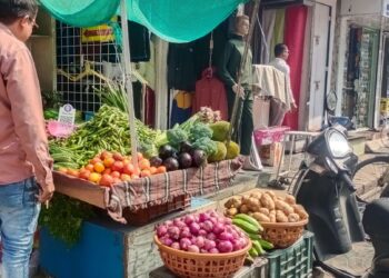 उनपाच्या नाल्यावर फेरीवाल्यांचा कब्जा