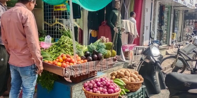 उनपाच्या नाल्यावर फेरीवाल्यांचा कब्जा