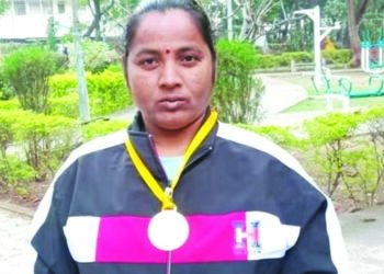 राष्ट्रीय जलतरण स्पर्धेत 40 वर्षीय ईश्वरीची कमाल