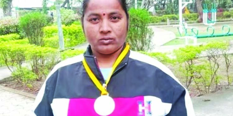 राष्ट्रीय जलतरण स्पर्धेत 40 वर्षीय ईश्वरीची कमाल