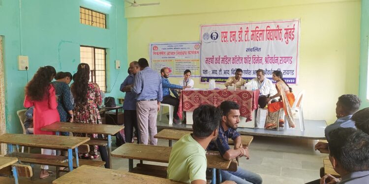 आदर्श महाविद्यालयात आरोग्य शिबीर