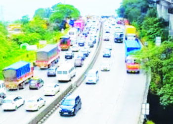 मुंबई-पुणे द्रुतगती मार्गावरील वाहतूक वळविली
