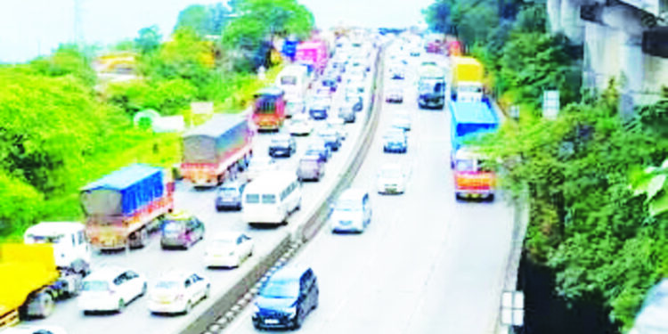 मुंबई-पुणे द्रुतगती मार्गावरील वाहतूक वळविली