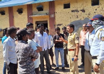 शासकीय धान्य गोदामाची घाणीच्या विळख्यातून सुटका