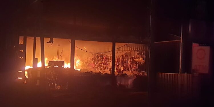 महाडमधील गादी कारखान्याला भीषण आग