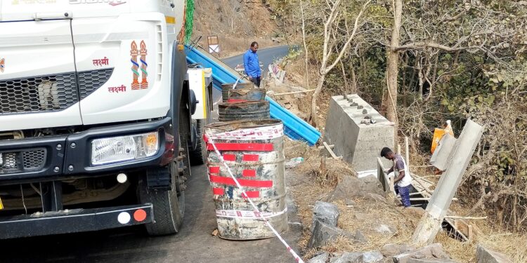 भिसे खिंडीतील संरक्षक भिंतचे काम सुरू