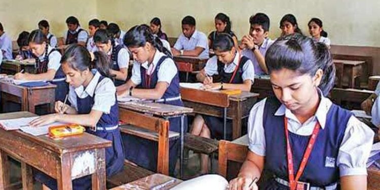 मराठी शाळांना अखेरची घरघर