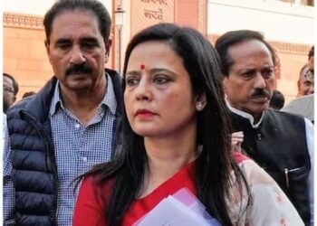 मोइत्रांच्या निलंबनाबाबत न्यायालयाची नोटीस