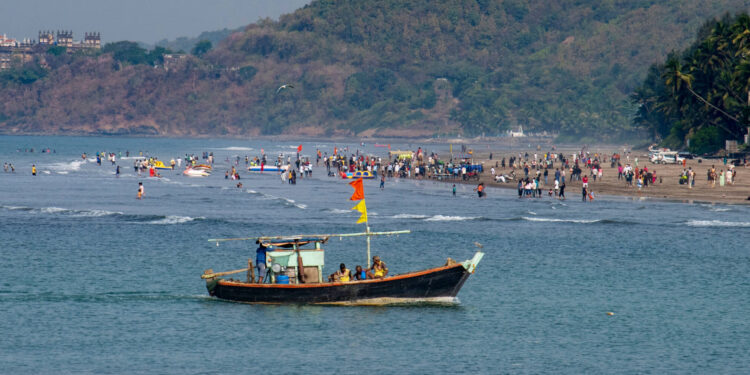 सलग सुट्ट्यांनी मुरुड हाऊसफुल्ल