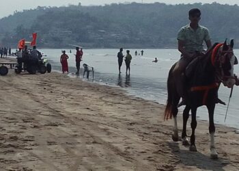 मुरुड समुद्राकिनारी पर्यटकांची गर्दी