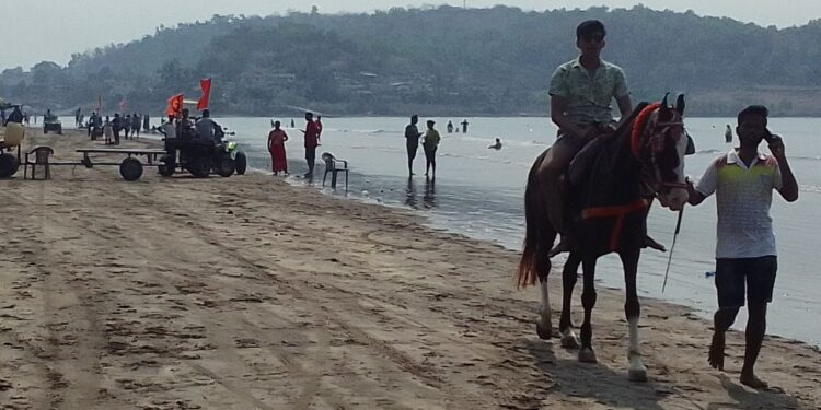 मुरुड समुद्राकिनारी पर्यटकांची गर्दी