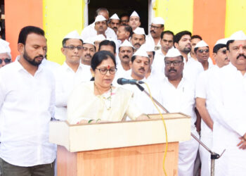 भाजी विक्रेत्यांवर कारवाईची मागणी