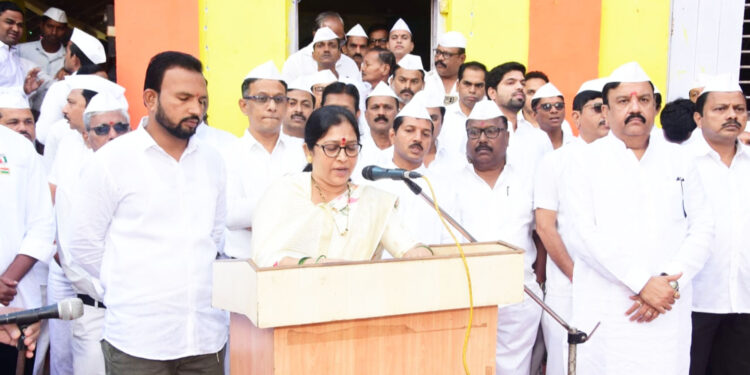 भाजी विक्रेत्यांवर कारवाईची मागणी