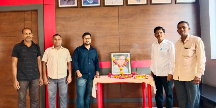 नाना पाटील यांना अभिवादन