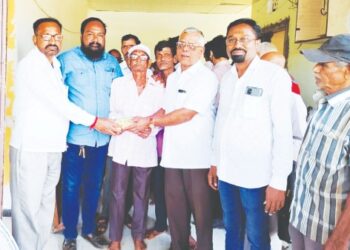 प्राथमिक आरोग्य उपकेंद्रात रुग्णांना फळ वाटप