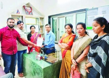 रस्त्यावर पार्क केलेल्या वाहनांमुळे वाहतूक कोंडी