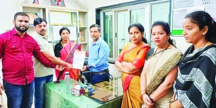 रस्त्यावर पार्क केलेल्या वाहनांमुळे वाहतूक कोंडी