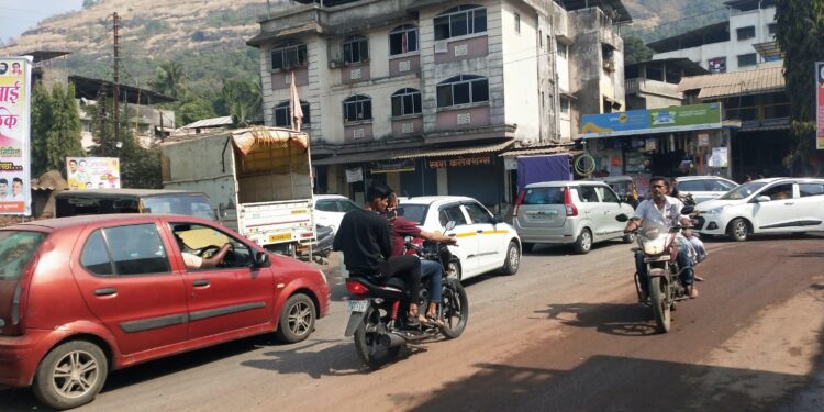 बल्लाळेश्वर मंदिराकडे जाणारा मार्ग खडतर