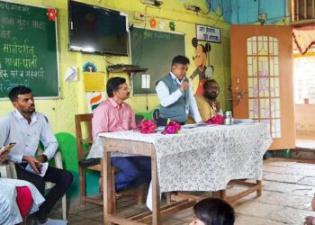 नेणवली शाळेत बँक आपल्या भेटीला उपक्रम