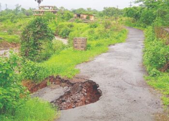 स्मशानभुमीचा रस्ता खचला