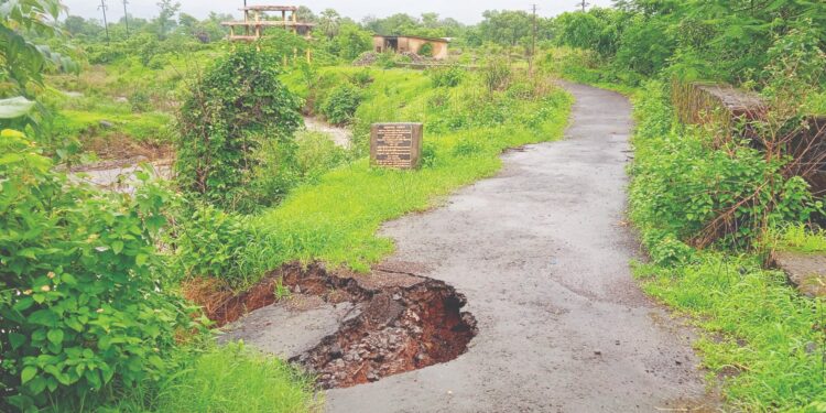 स्मशानभुमीचा रस्ता खचला