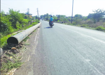खोदकामाची माती, लोखंडी पाईप रस्त्यालगत