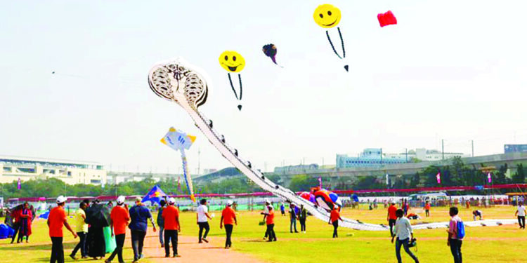 पतंगोत्सवामुळे मैदानांना जत्रेचे स्वरूप